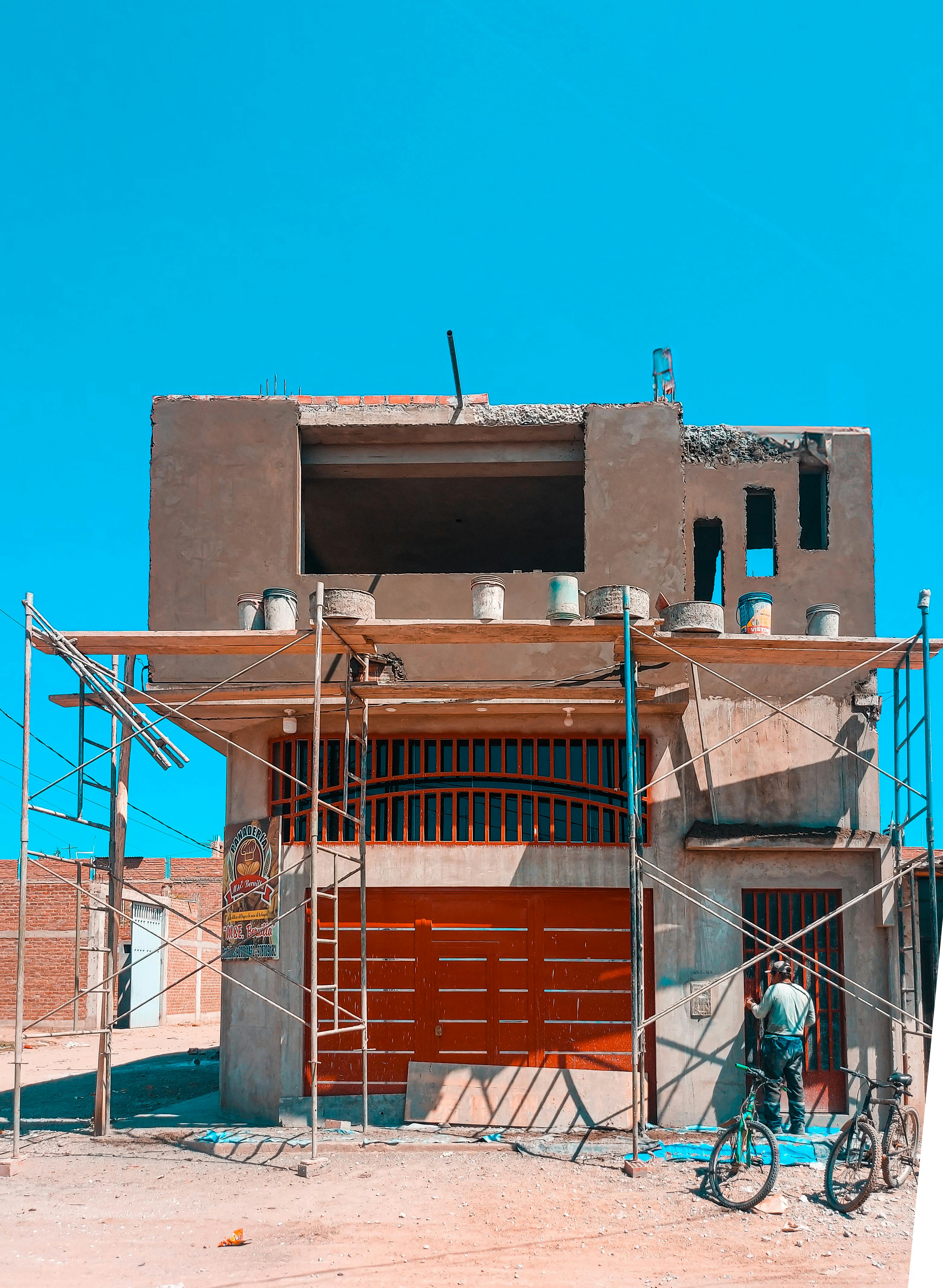 Canteiro de obras com estrutura em execução